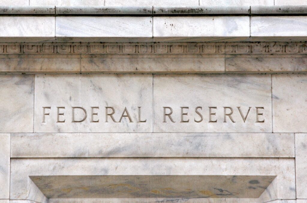 Fed sube tasa de interés 0.25 puntos y evalúa ajuste adicional