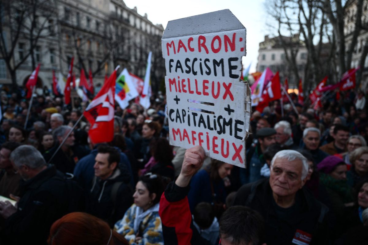 Francia entra en zona de turbulencias tras aprobarse por decreto la reforma de las pensiones