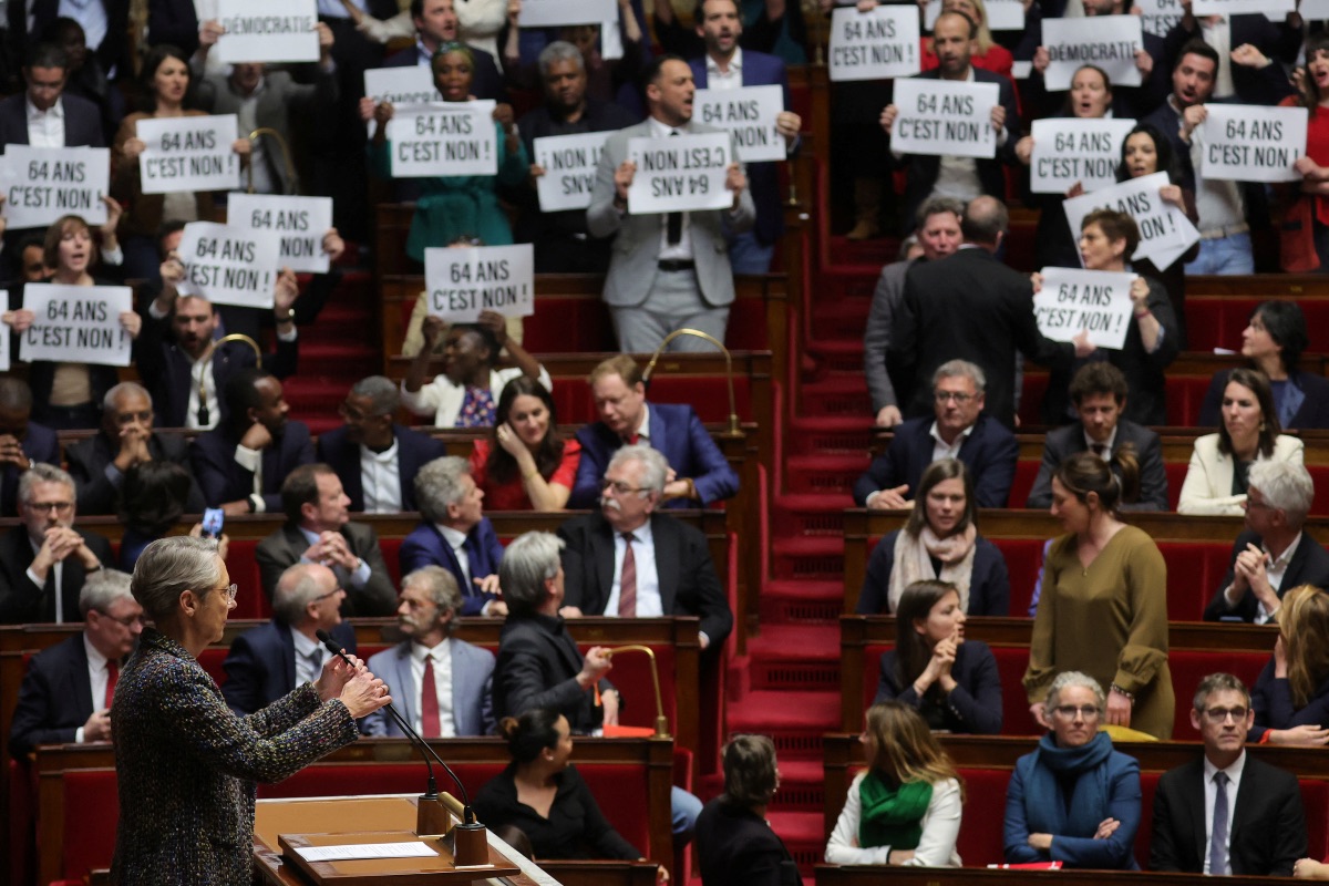Gobierno francés impulsa reforma de pensiones sin votación