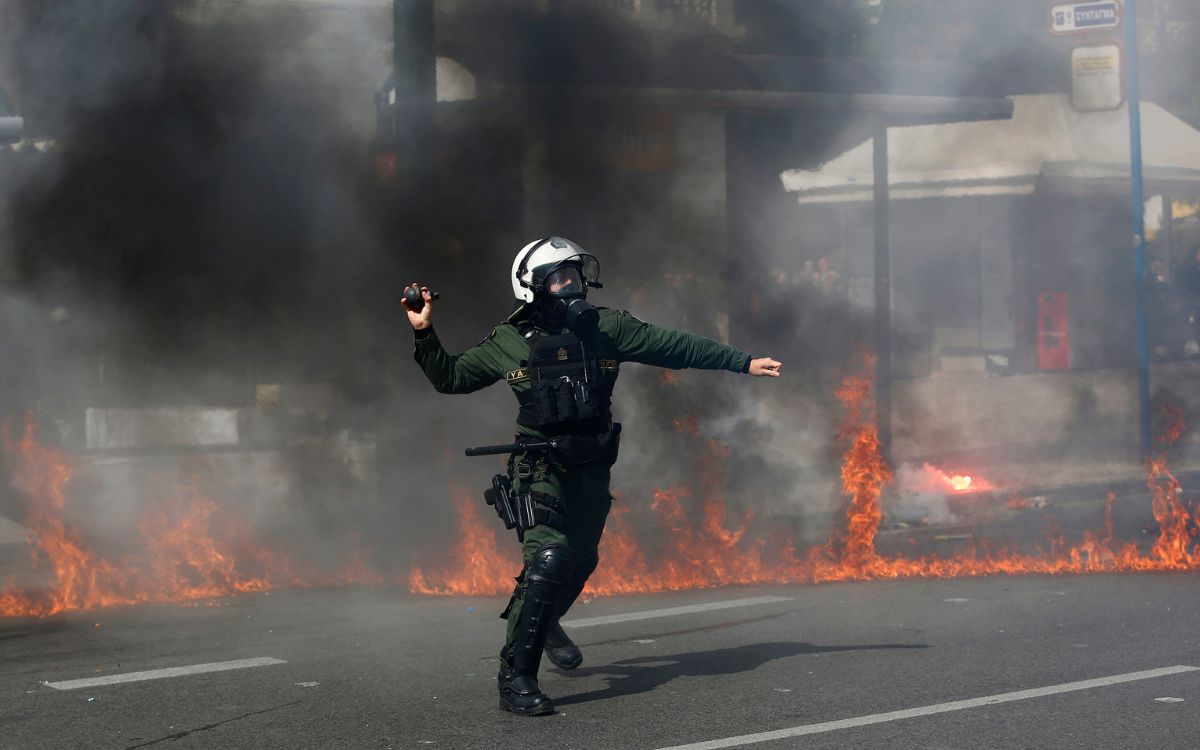 Grecia: Policías enfrentan a manifestantes que protestaban por choque de trenes