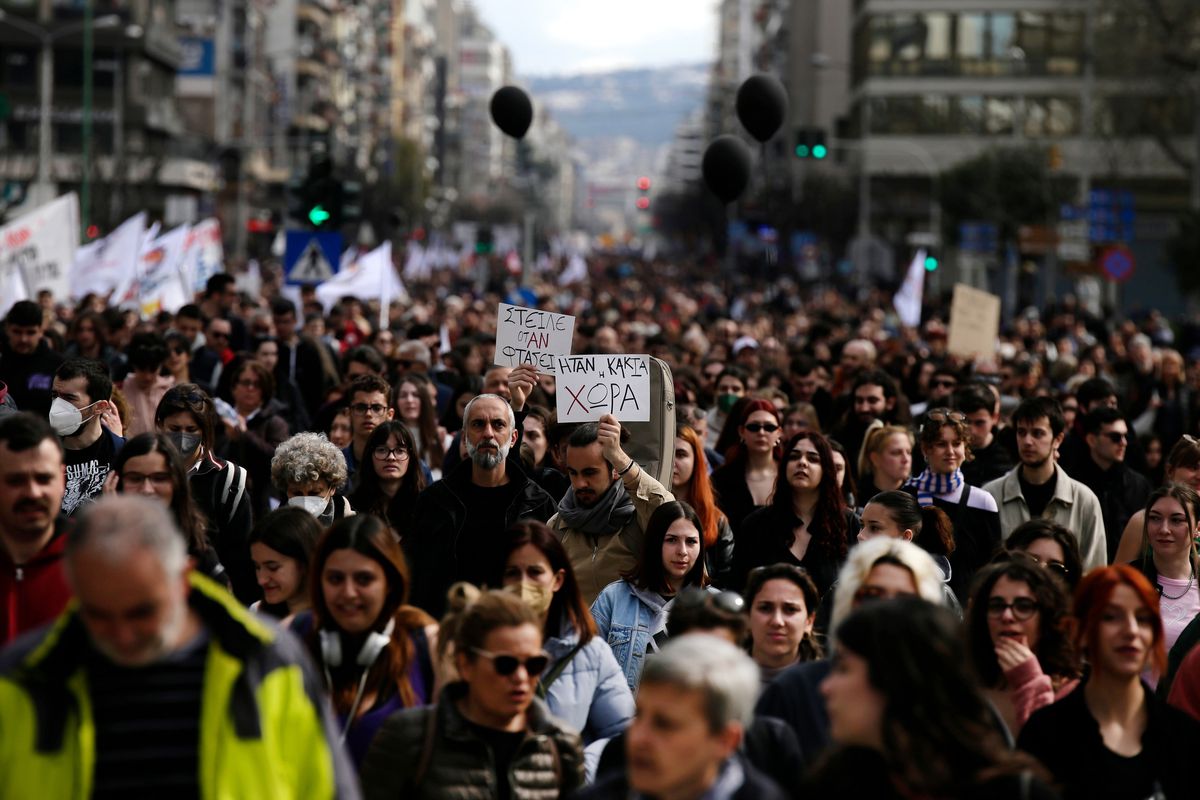 Grecia vive la mayor huelga general de la última década en protesta contra el accidente de tren