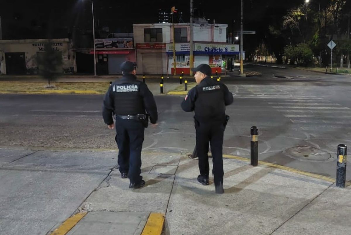 Hombres ebrios golpearon y desarmaron a dos policías en Puebla