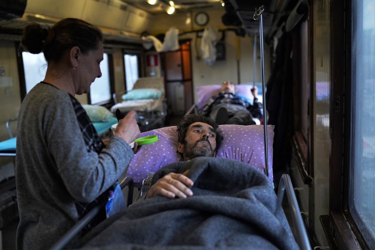 Huir del horror de Bajmut: un tren medicalizado traslada a heridos y enfermos fuera de la ciudad