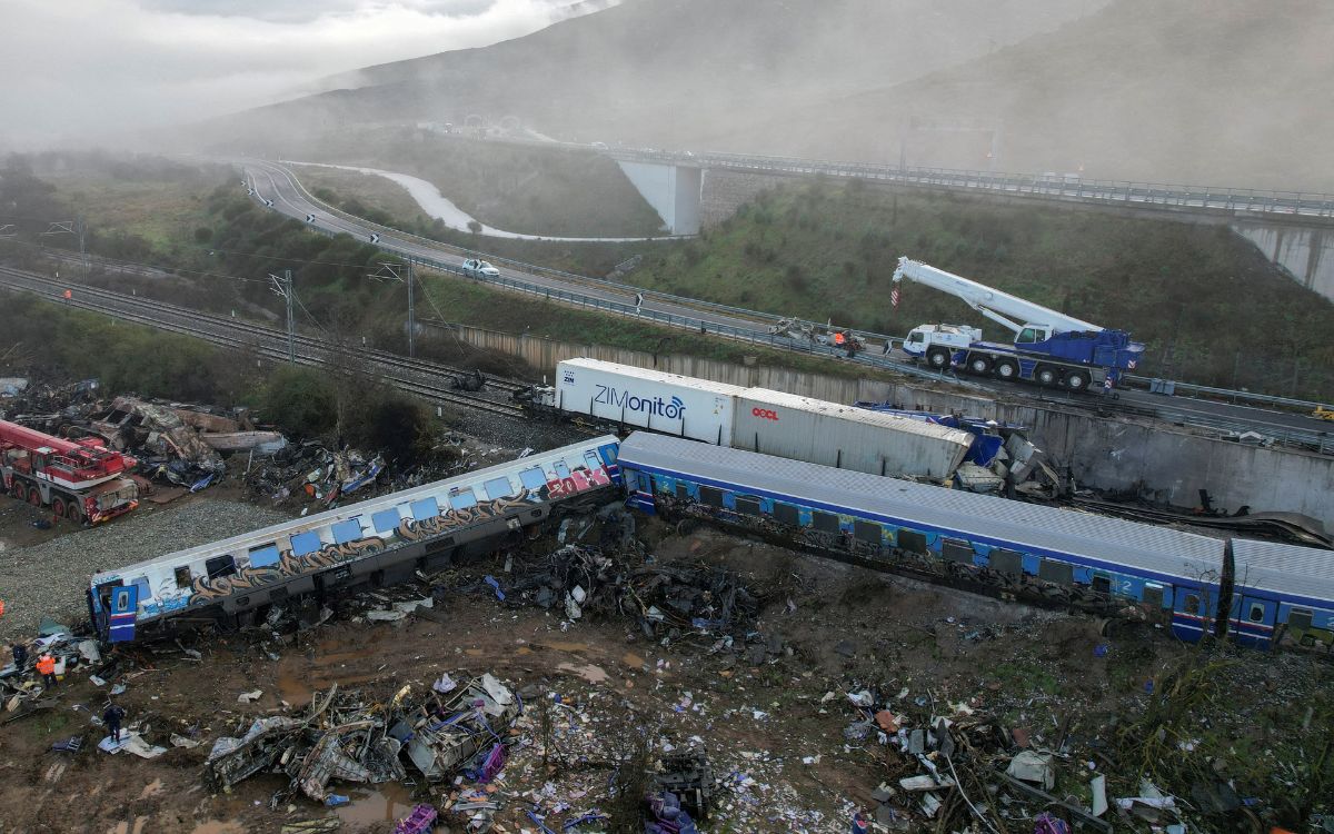 Imputan a tres funcionarios más por choque de trenes en Grecia