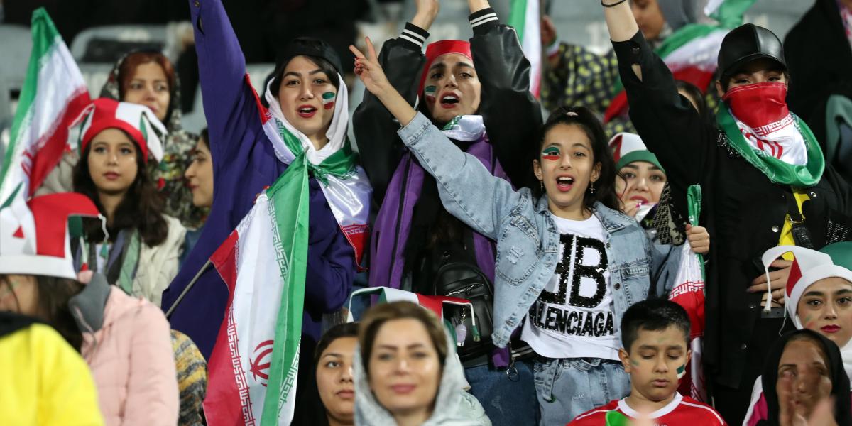 Irán y Rusia empatan con mujeres en las gradas