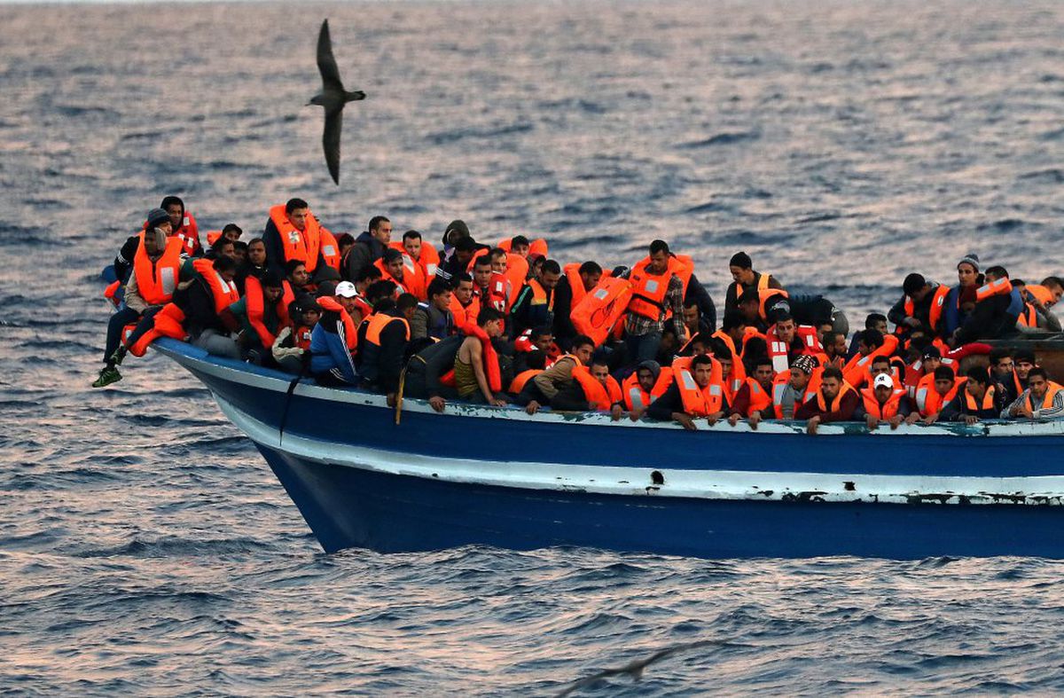 Italia inicia el rescate de tres barcos con más de un millar de migrantes cerca de sus costas