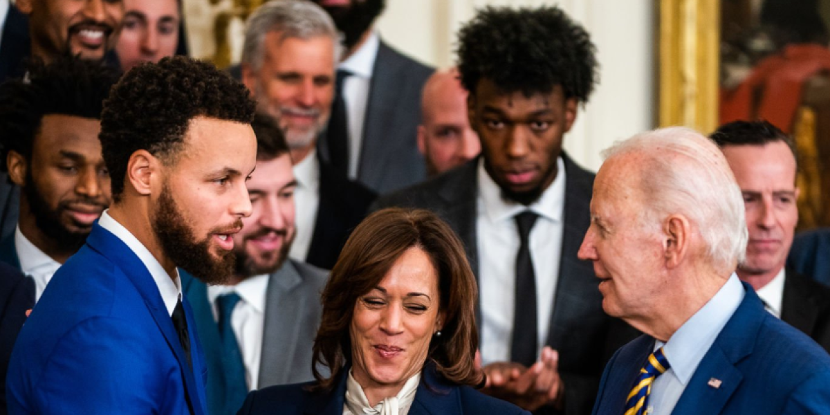 Joe Biden nombra a Curry uno de sus asesores