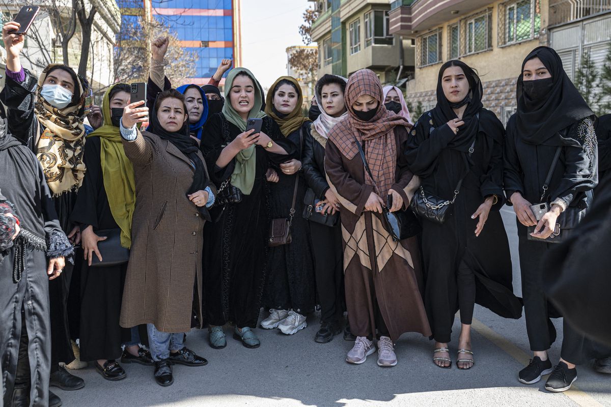 La persecución a las mujeres afganas que se atreven a protestar: “Los talibanes me atropellaron e intentaron matarme”