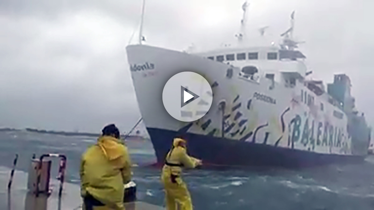 Las olas causadas por el temporal arrastran al ferry que cubre la ruta Ibiza-Formentera