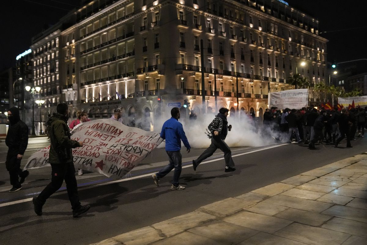 Las protestas por el accidente de tren en Grecia derivan en enfrentamientos con la policía
