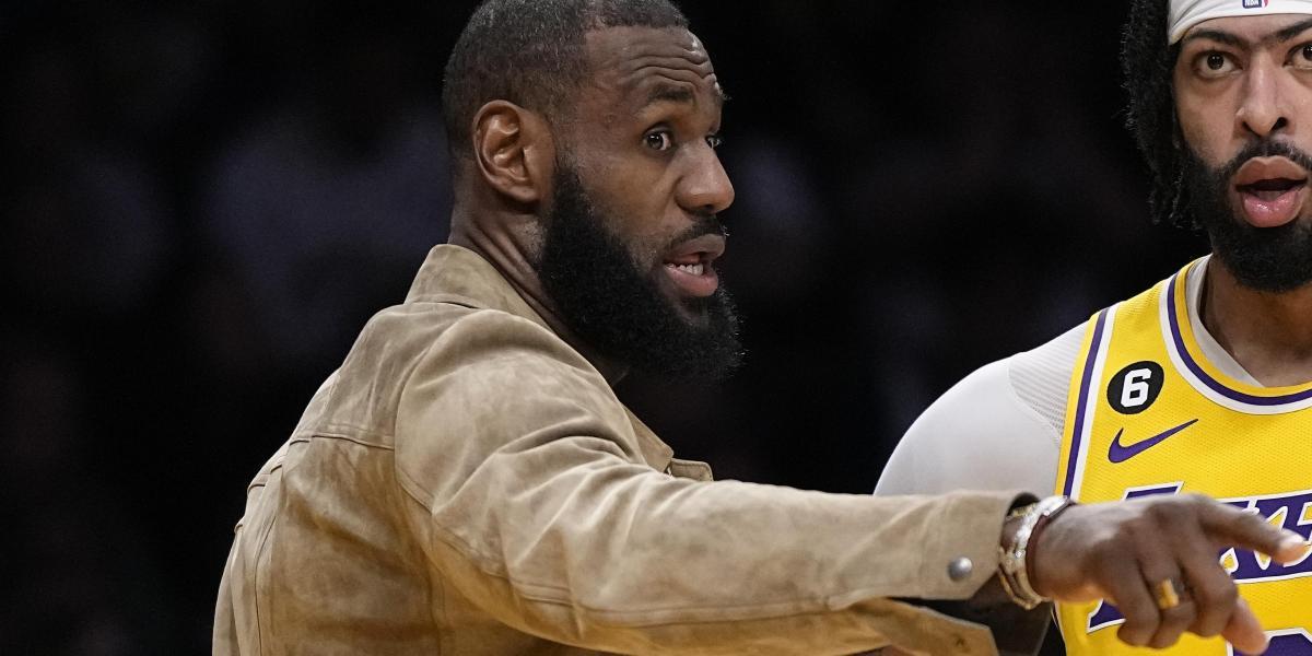 LeBron, muy enfadado, niega que tenga fecha de regreso