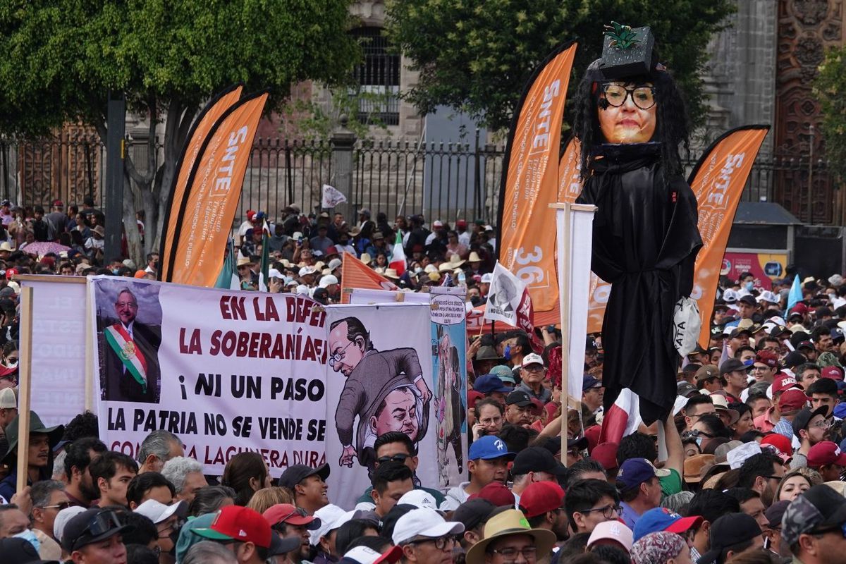 López Obrador condena la quema de un muñeco de Norma Piña: “Hay formas de protestar sin llegar a esos extremos”