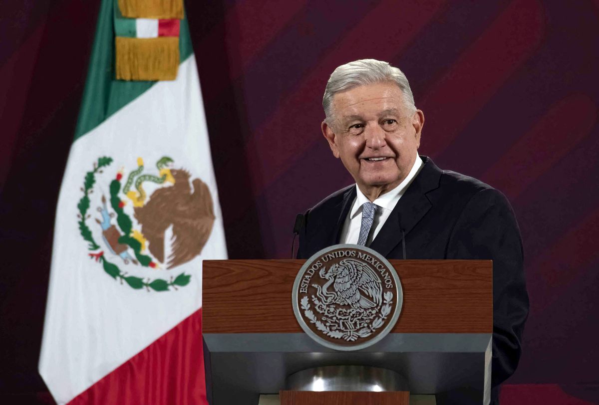 López Obrador promulga su “plan B” electoral y celebra el primer despido de un alto funcionario del INE