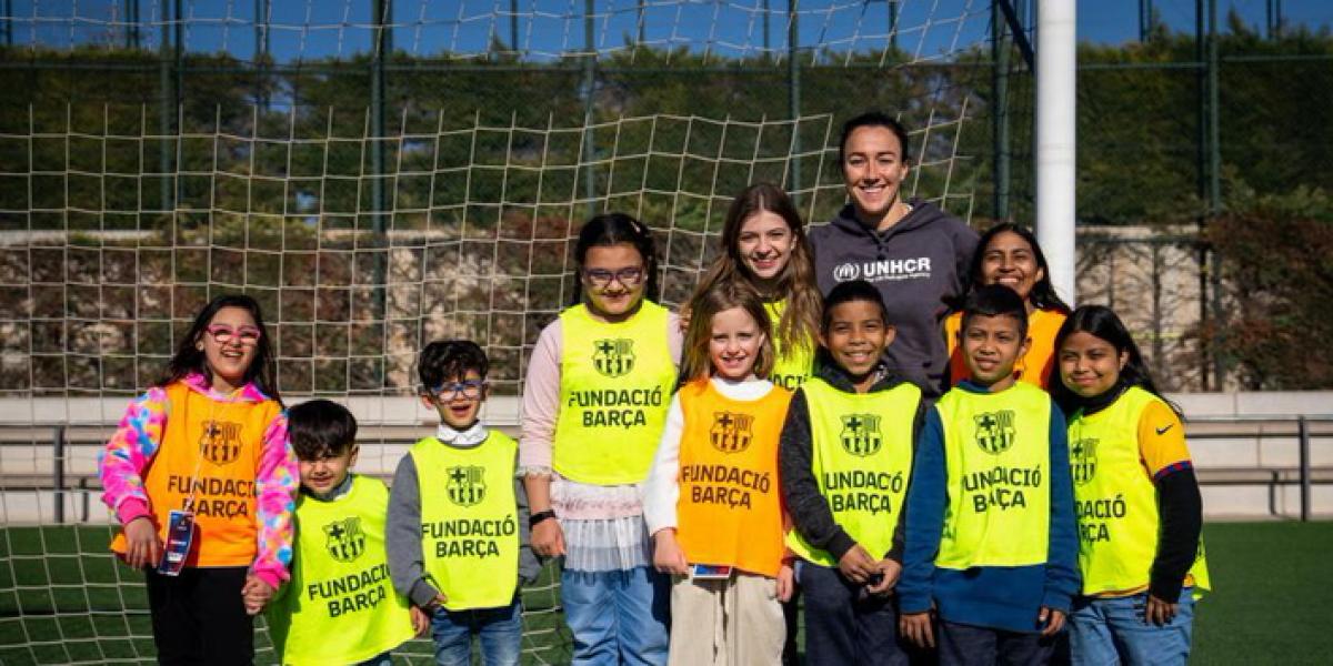 Lucy Bronze reparte sonrisas entre pequeñas refugiadas