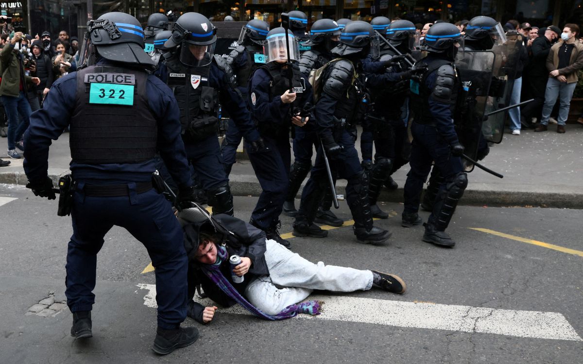 Más de 450 detenidos durante novena huelga en Francia