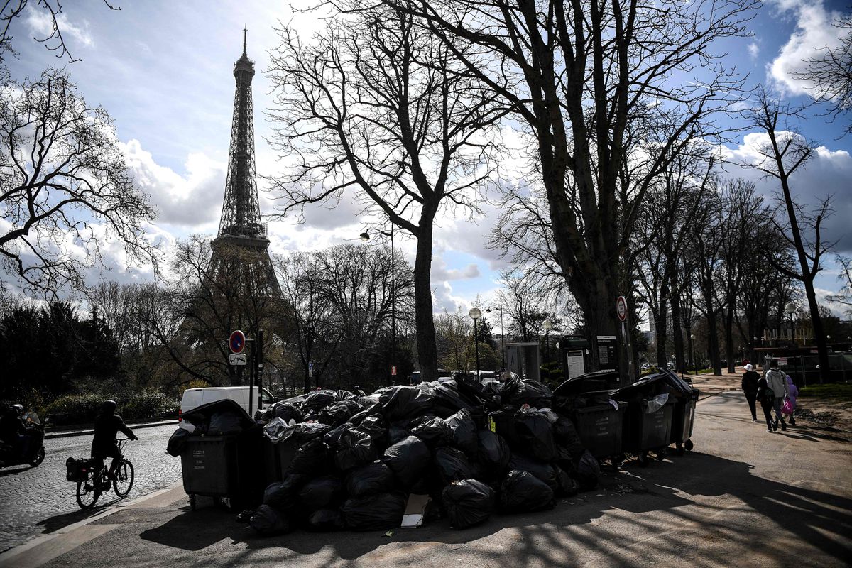 Más de 7.000 toneladas de basura inundan París: “Había basura hasta cerca de la Torre Eiffel”