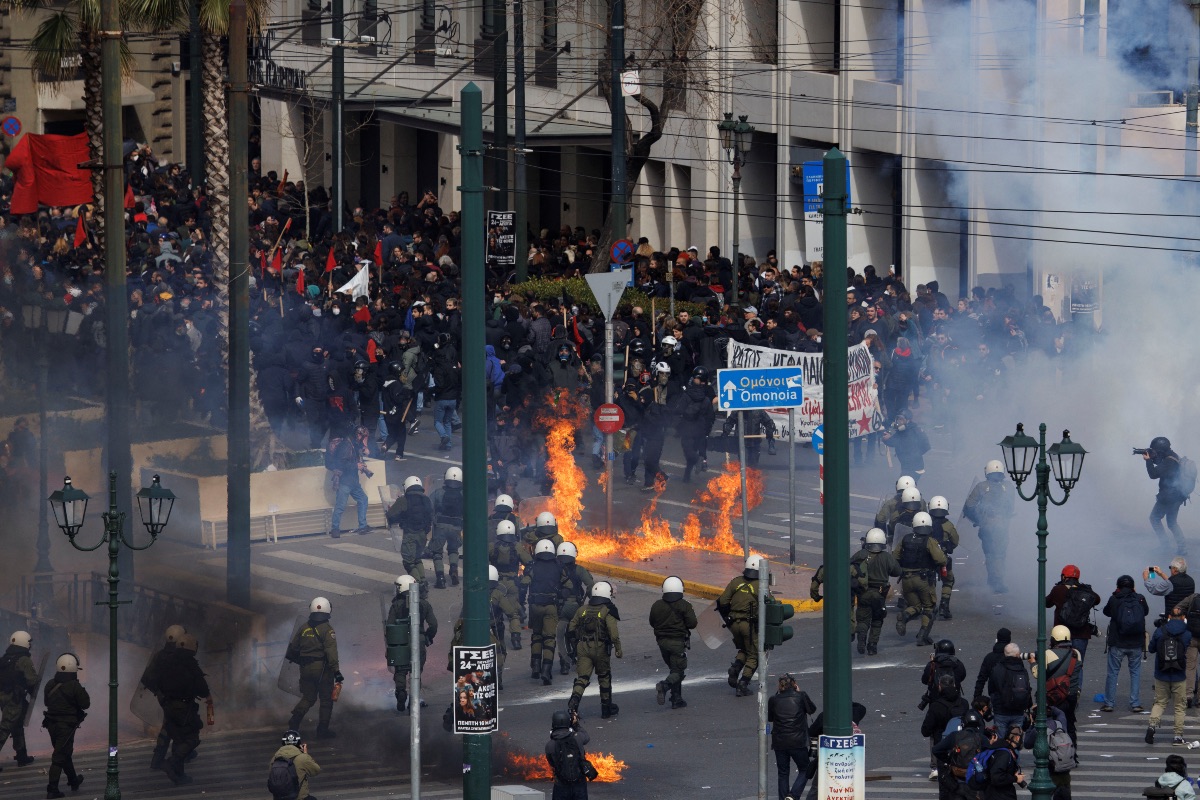 Masivas protestas en Grecia por choque de trenes