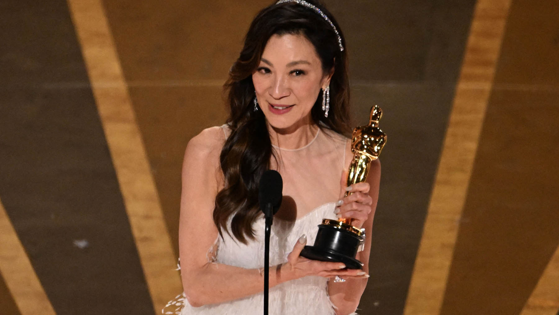 Michelle Yeoh, primera asiática que gana el Oscar a la mejor actriz protagonista