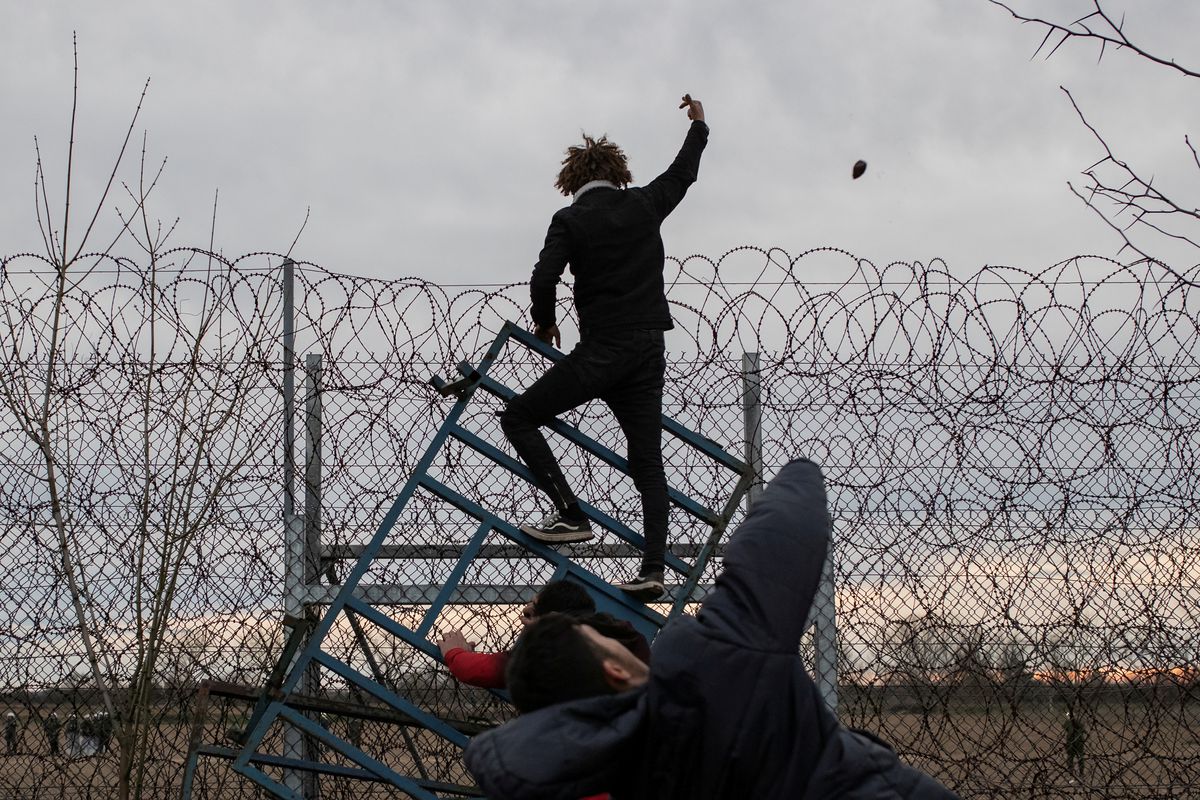 Migrantes desvalijados por las fuerzas de seguridad de Grecia en la frontera de Europa