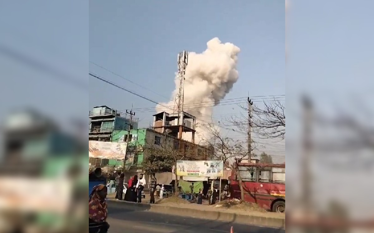 Mueren 5 personas tras explosión en planta de compresión de oxígeno en Bangladesh | Video