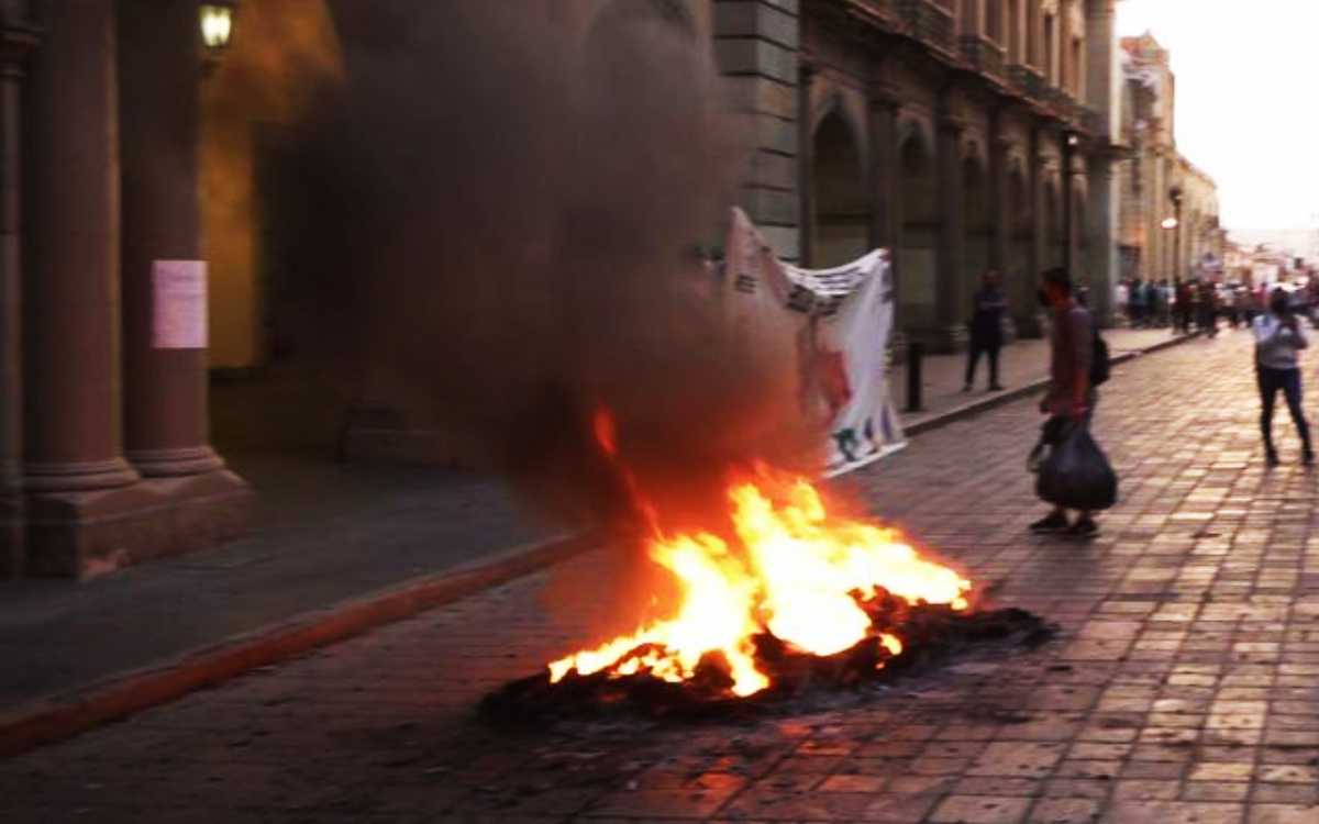 Normalistas causan disturbios en Palacio de Gobierno de Oaxaca