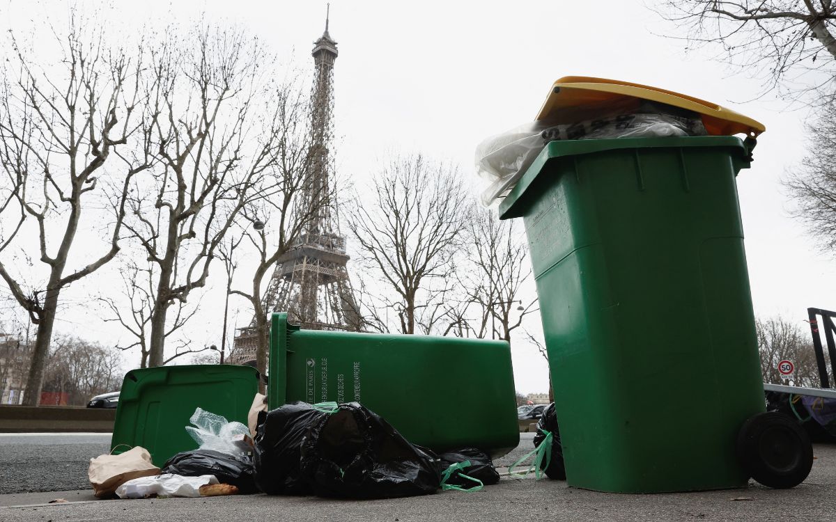 París se llena de basura en protesta a reforma de Macron