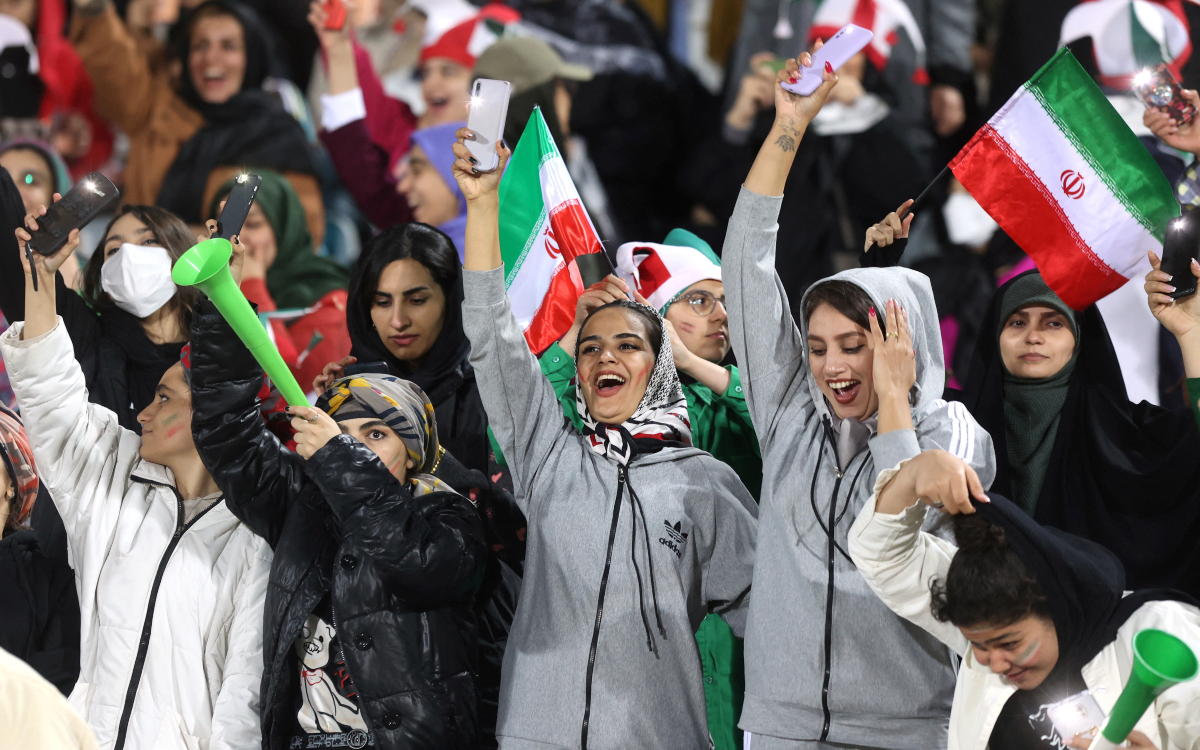 Permiten asistencia de mujeres a un partido internacional en Teherán | Video