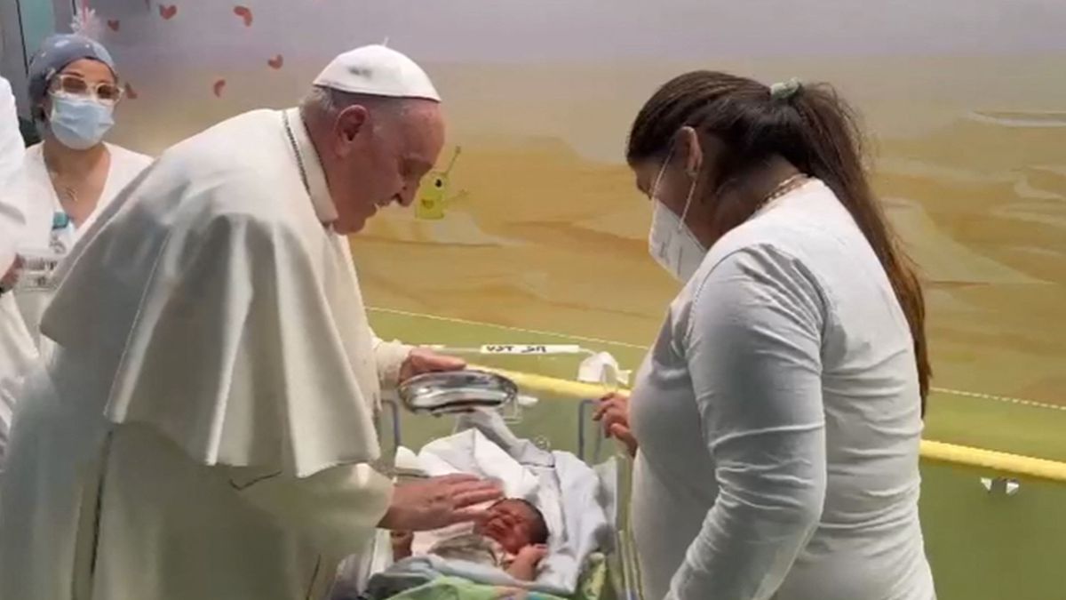 Pizza de cena y lectura de periódicos: el papa Francisco se recupera y vuelve a casa el sábado