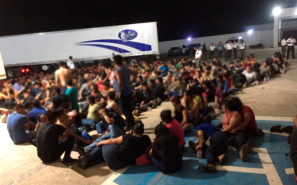 Rescatan a 343 migrantes en tráiler abandonado en Veracruz