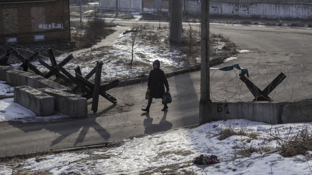 Soldados y civiles huyen de ciudad ucraniana ante los ataques de las tropas rusas