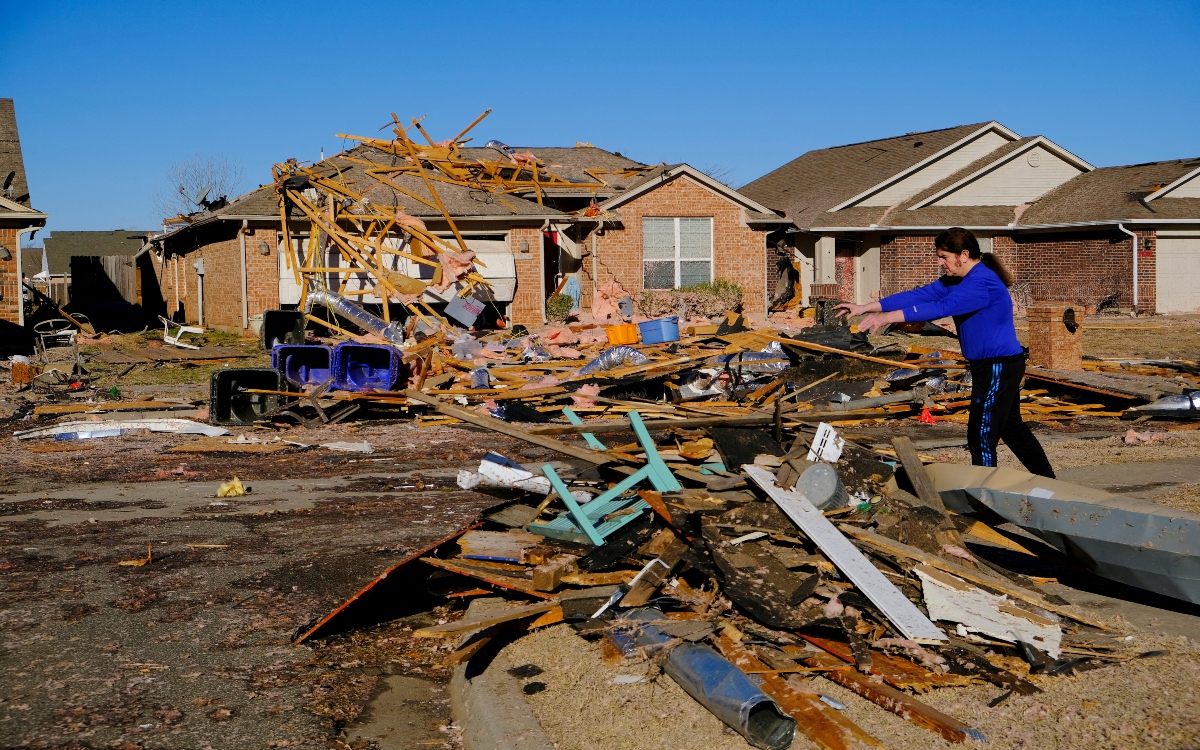 Tornado arrasa Misisipi y deja al menos 23 muertos
