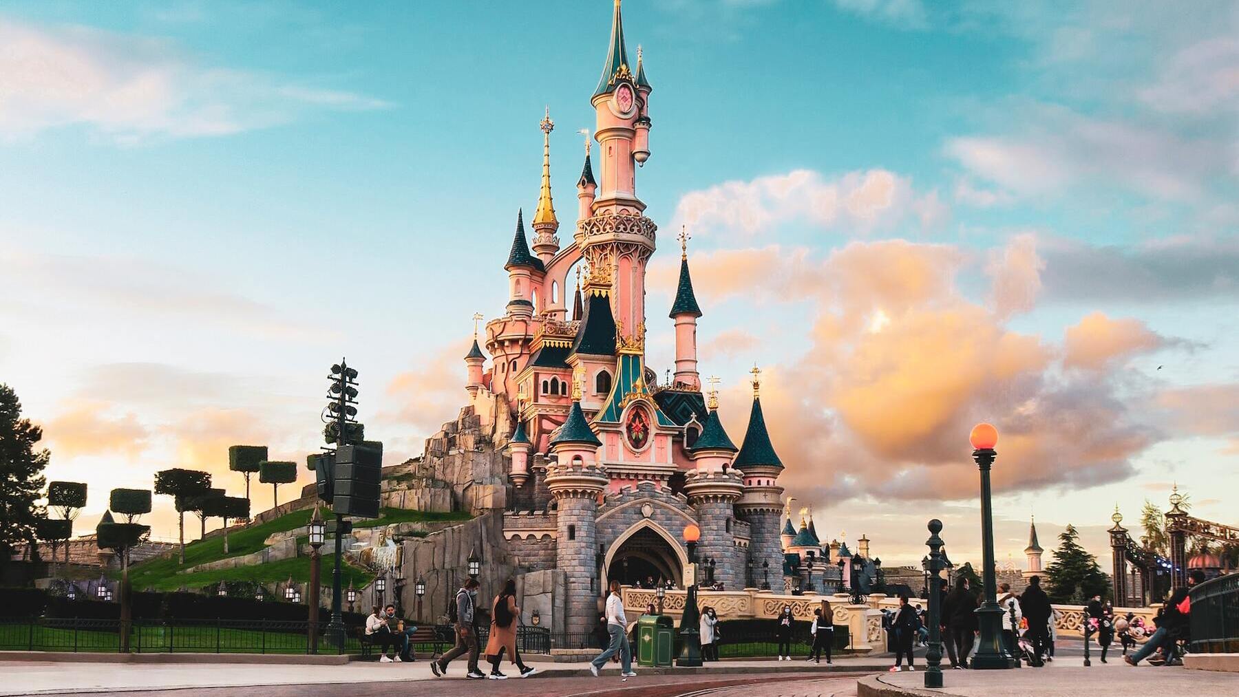 Trabajar en Disneyland París ya es posible: ofertas y requisitos