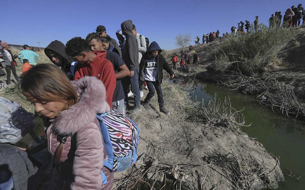 Tras incendio en Juárez, migrantes buscan entregarse en Estados Unidos