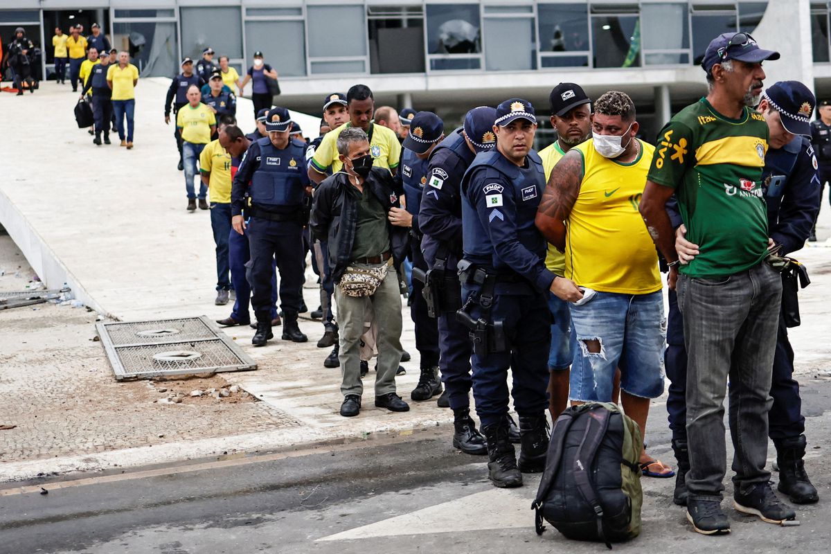 Un centenar de bolsonaristas acusados de asaltar Brasilia quedan libres con cargos, tobillera electrónica y sin redes sociales