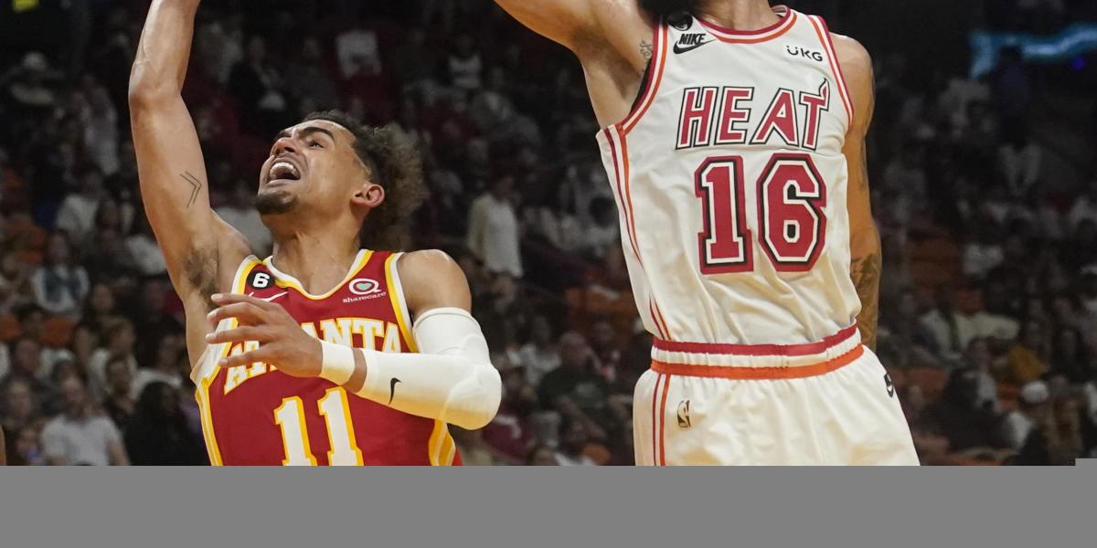 Un horrible Trae Young remueve el pasado para los Hawks en Miami