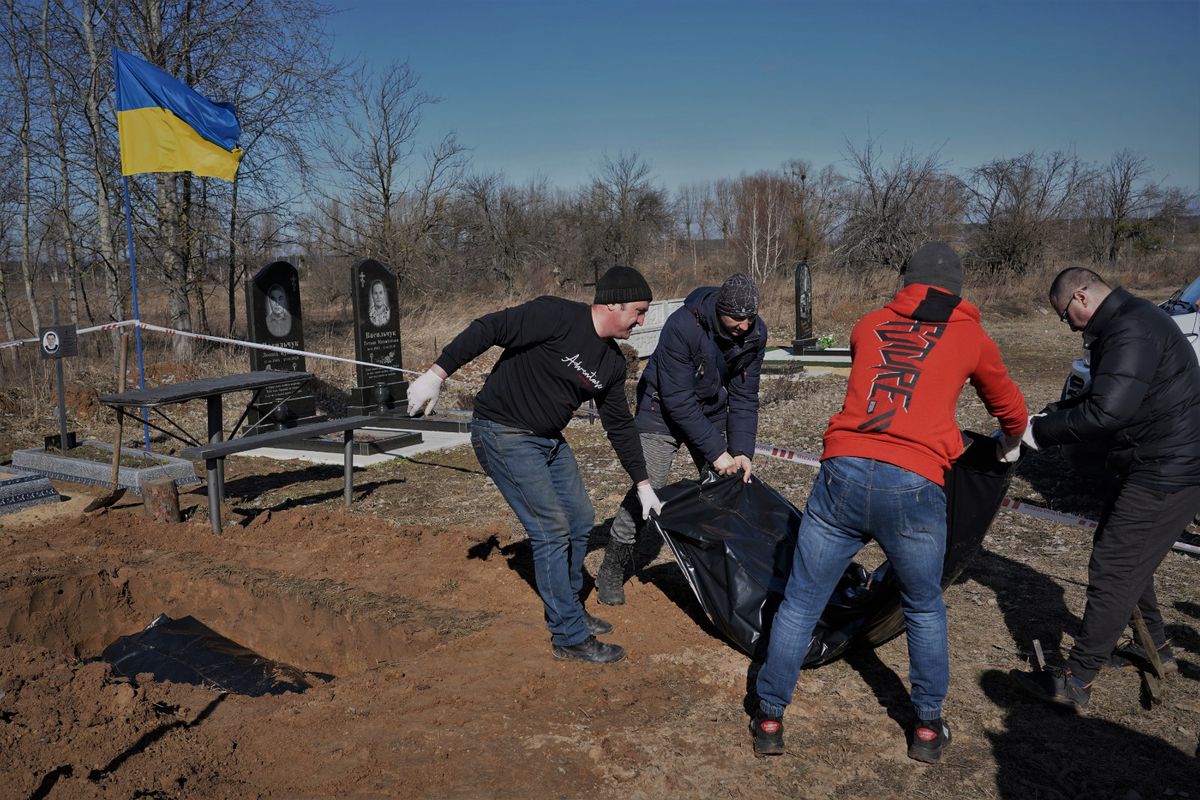 Una chaqueta, un zapato, un peine: Ucrania aún exhuma los restos de víctimas de la invasión rusa en la región de Kiev