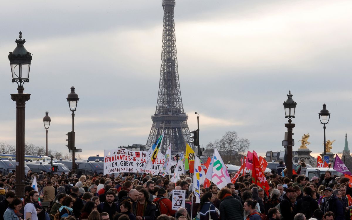 Van 310 detenidos por protestas contra pensiones en Francia