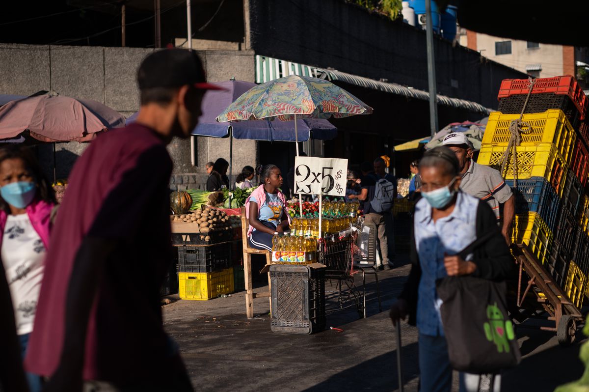 Venezuela, sobrevivir con el salario mínimo más bajo de América Latina