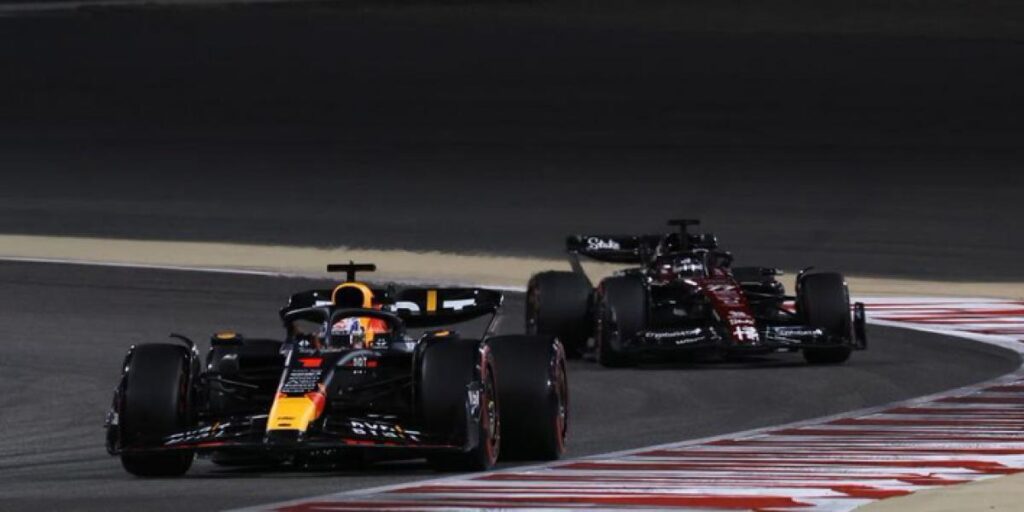 Verstappen, pole en Bahrein, con Sainz y Alonso mirando al podio