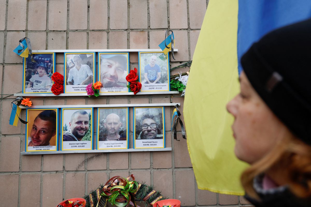 Vídeo | Regreso al 144 de la calle Yablonska: flores y lágrimas por los ejecutados en Bucha