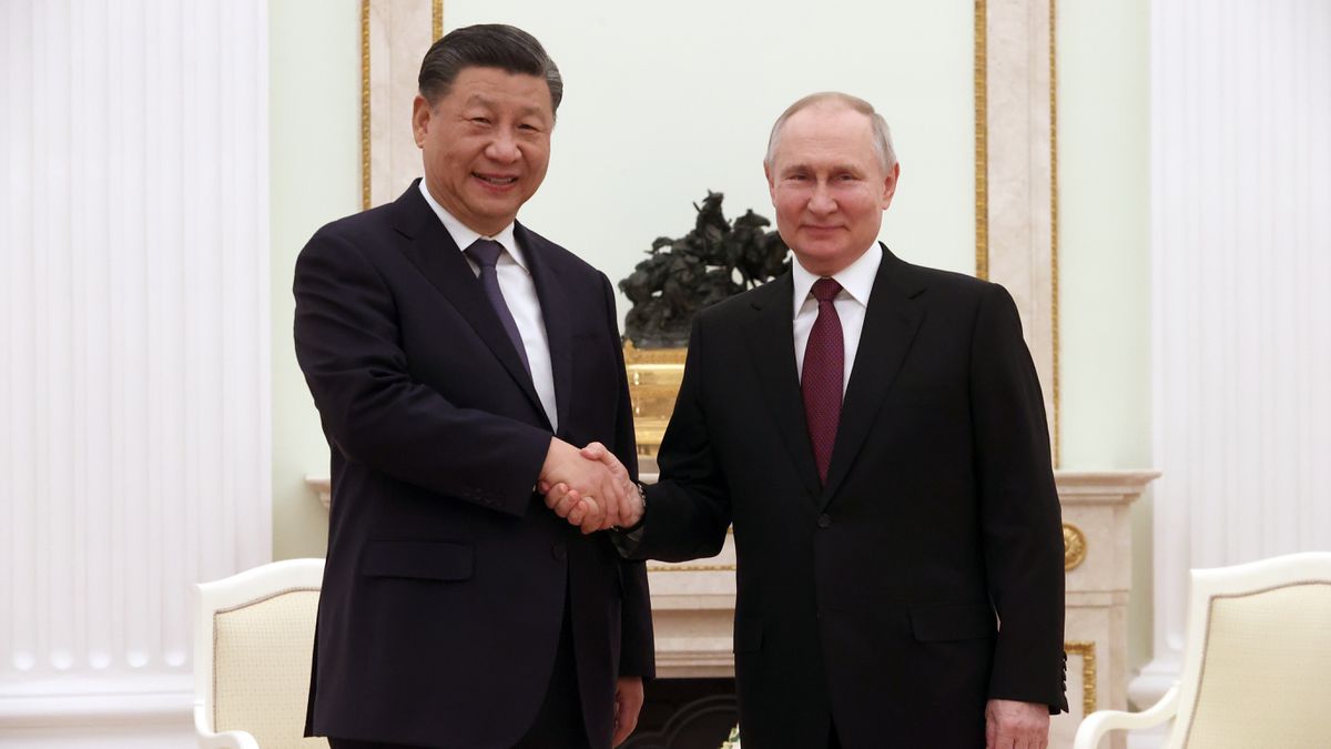 Xi Jinping llega a Moscú para escenificar con Putin su nuevo papel de mediador internacional