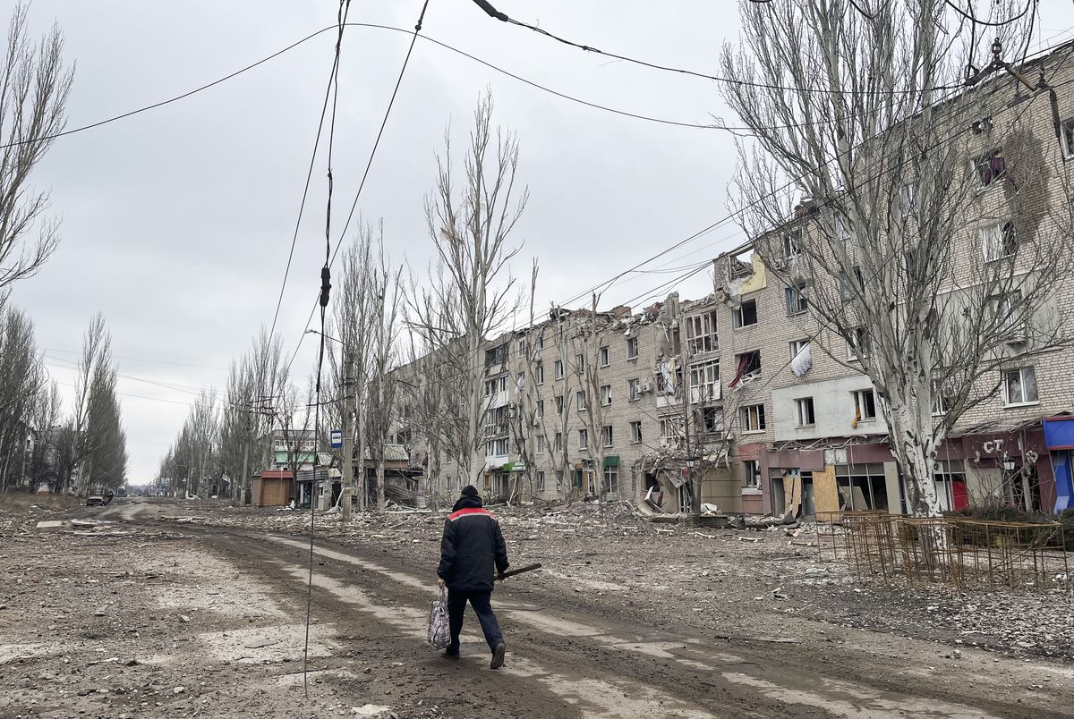 Zelenski da la orden de reforzar la defensa de Bajmut, la localidad del este de Ucrania casi cercada por Rusia