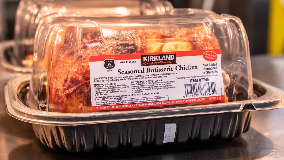 clientes se quejan de que el pollo asado de Costco tiene un sabor a “químico”