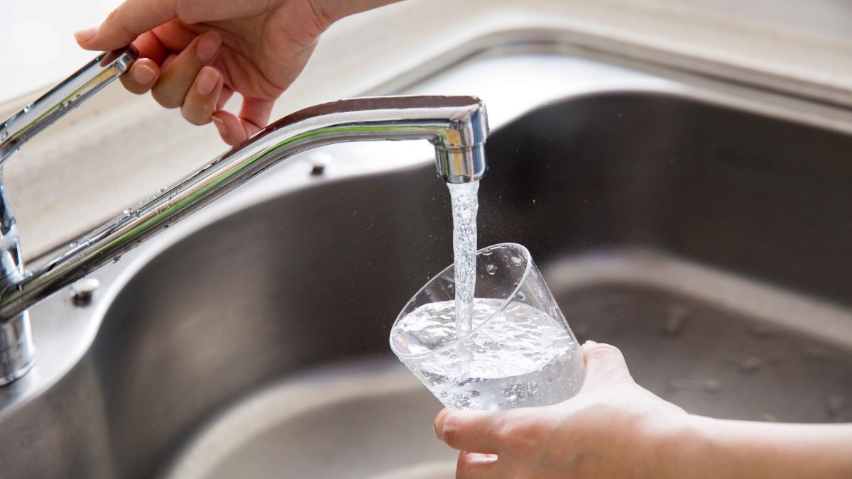 la EPA propone limitar químicos tóxicos del agua potable