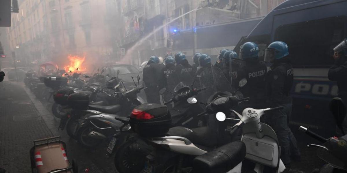 ¡Caos en Nápoles! Los ultras incendian un coche policial