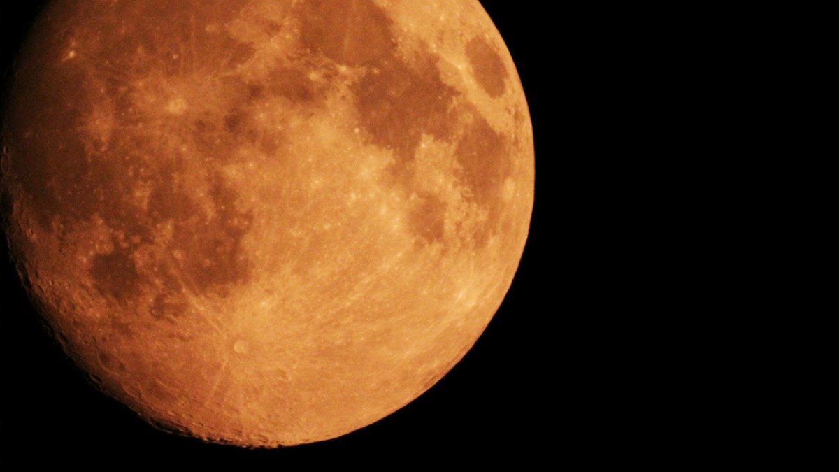¿Por qué vemos la Luna de color rojo?