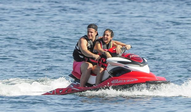 Raquel Rodríguez y Álex Lequio en una moto de agua. / Gtres