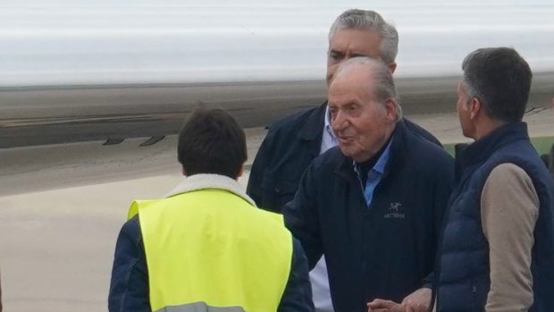 Juan Carlos I en el aeropuerto de Vitoria. / Gtres