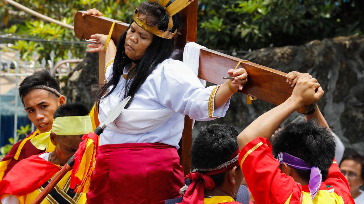 A pesar del rechazo de la Iglesia, filipinos recrean sus famosas crucifixiones en Viernes Santo