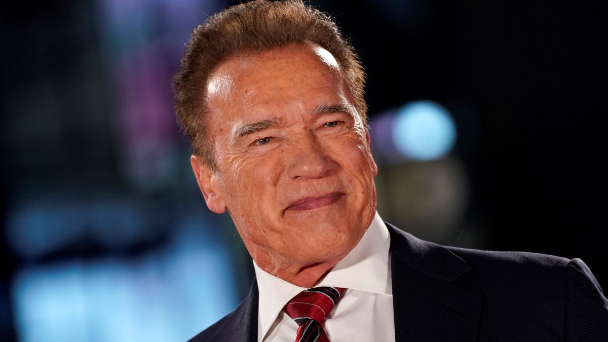Arnold Schwarzenegger dice su padre fue nazi porque lo absorbió “un sistema de odio”